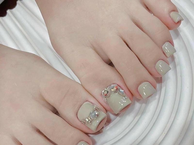 nail chân đính đá quý phái