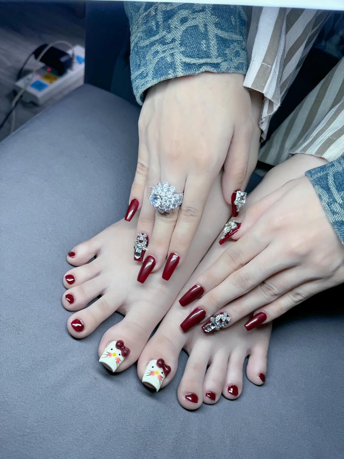 nail chân đỏ mận