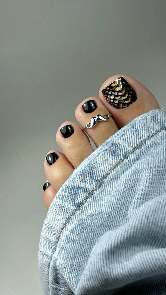 nail chân màu đen