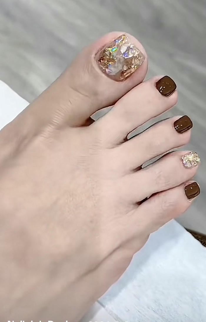 nail chân màu nâu