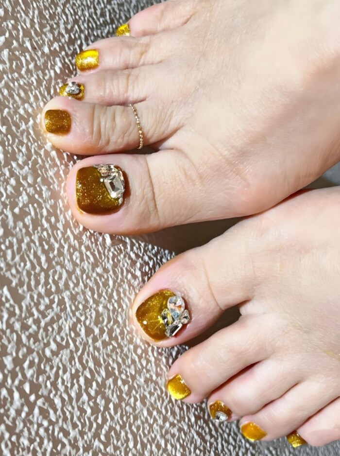 mẫu nail chân màu vàng trung tuổi