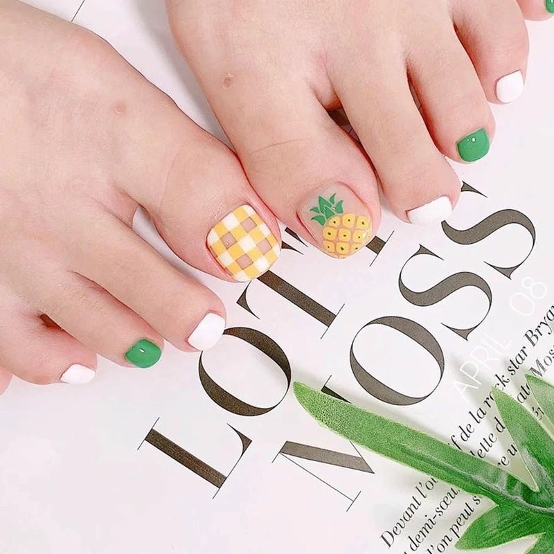 nail chân màu vàng ánh kim