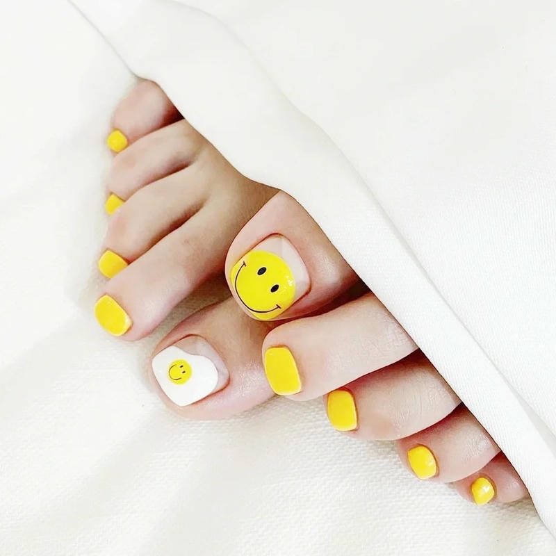nail chân màu vàng cá tính