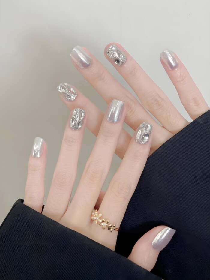 nail màu bạc sáng da