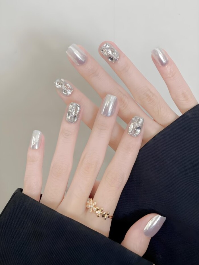 nail màu bạc móng tone da
