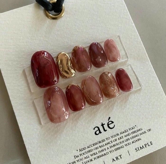 nail màu nâu đính đá