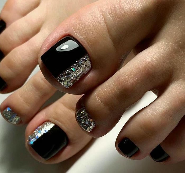 những mẫu nail chân màu đen