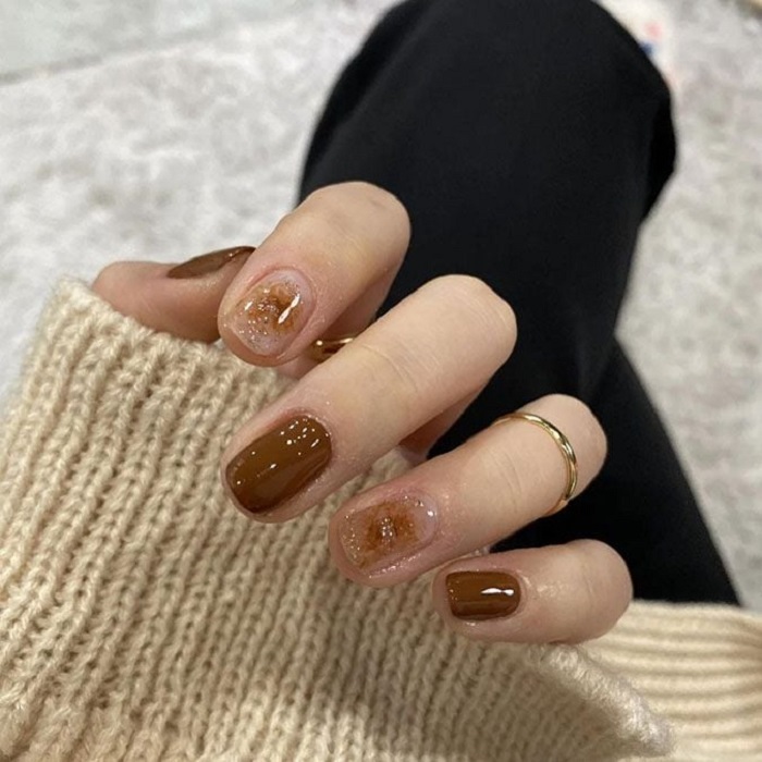 những mẫu nail màu nâu