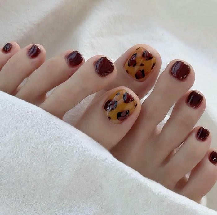 sơn móng chân màu nâu đất