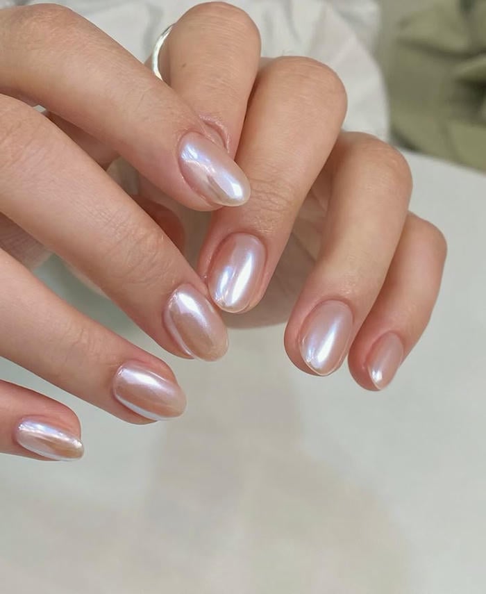 sơn móng tay màu trắng ngọc trai