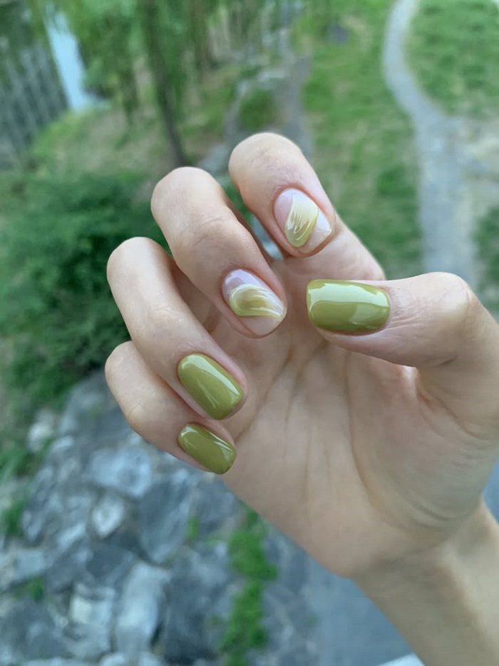 sơn móng tay màu xanh lá