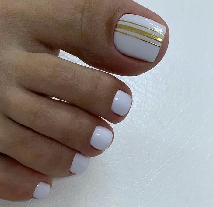 trang trí móng chân đơn giản màu trắng đẹp