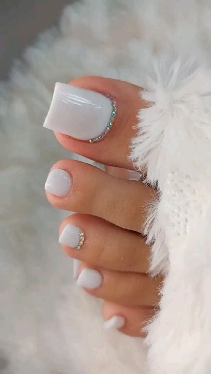 trang trí móng chân đơn giản màu trắng