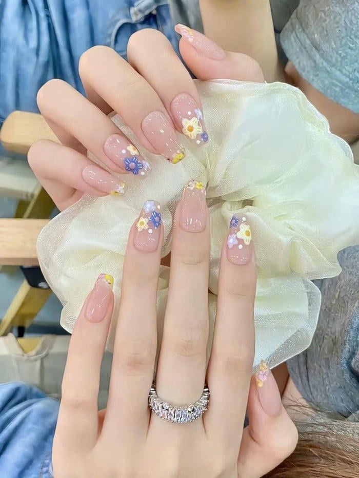 vẽ hoa trên móng