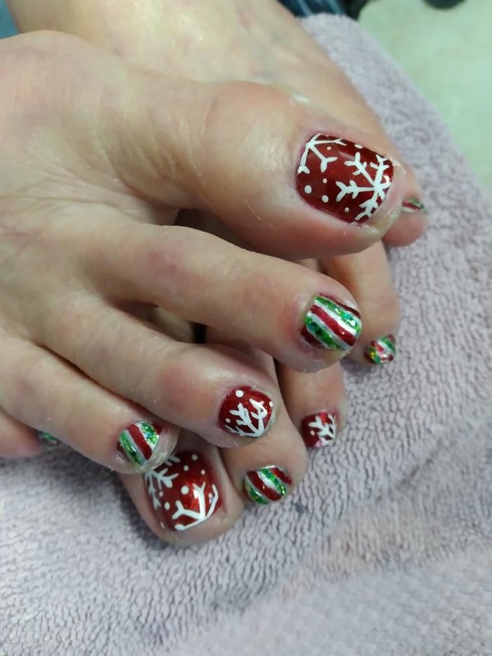 vẽ móng chân noel