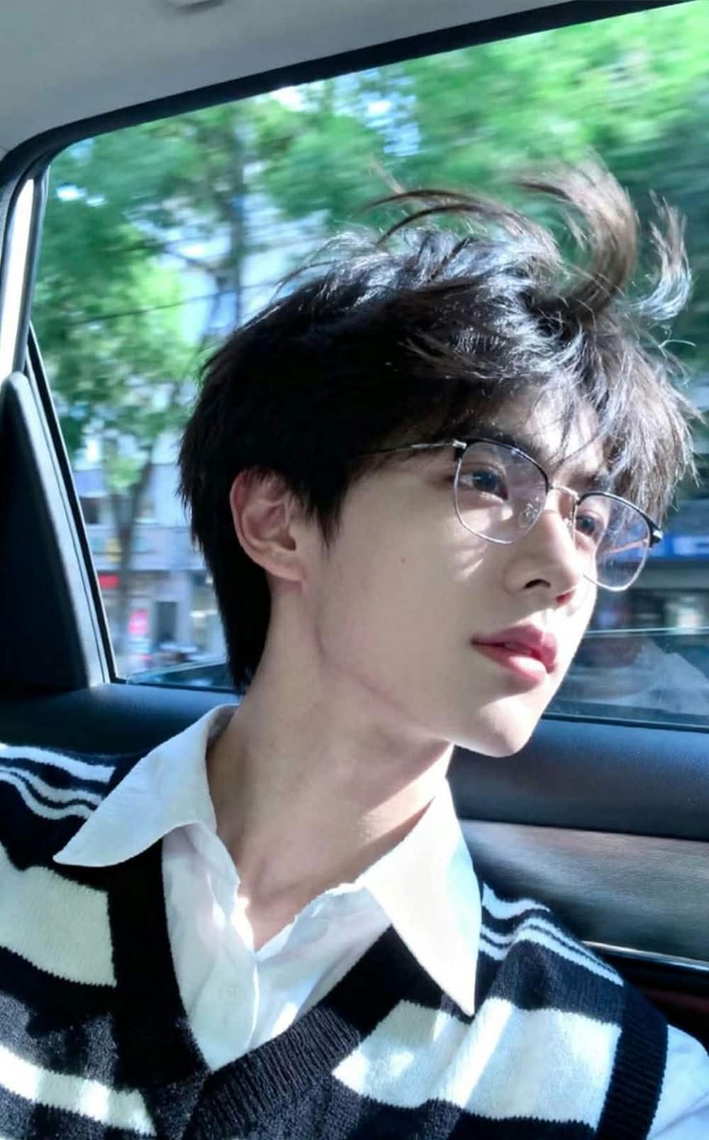 Ảnh biểu cảm trai kính