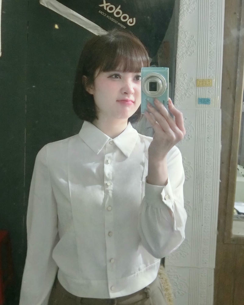 Ảnh gái xinh 2k9 cầm máy