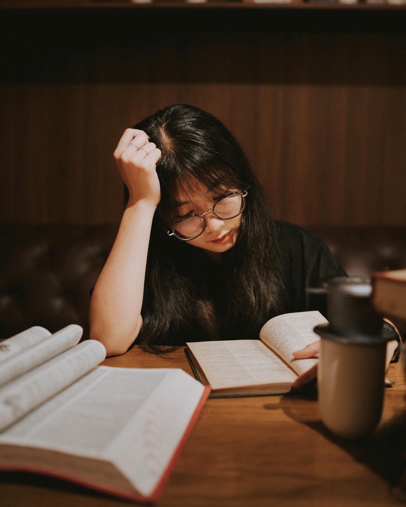 Ảnh gái xinh 2k9 đọc sách