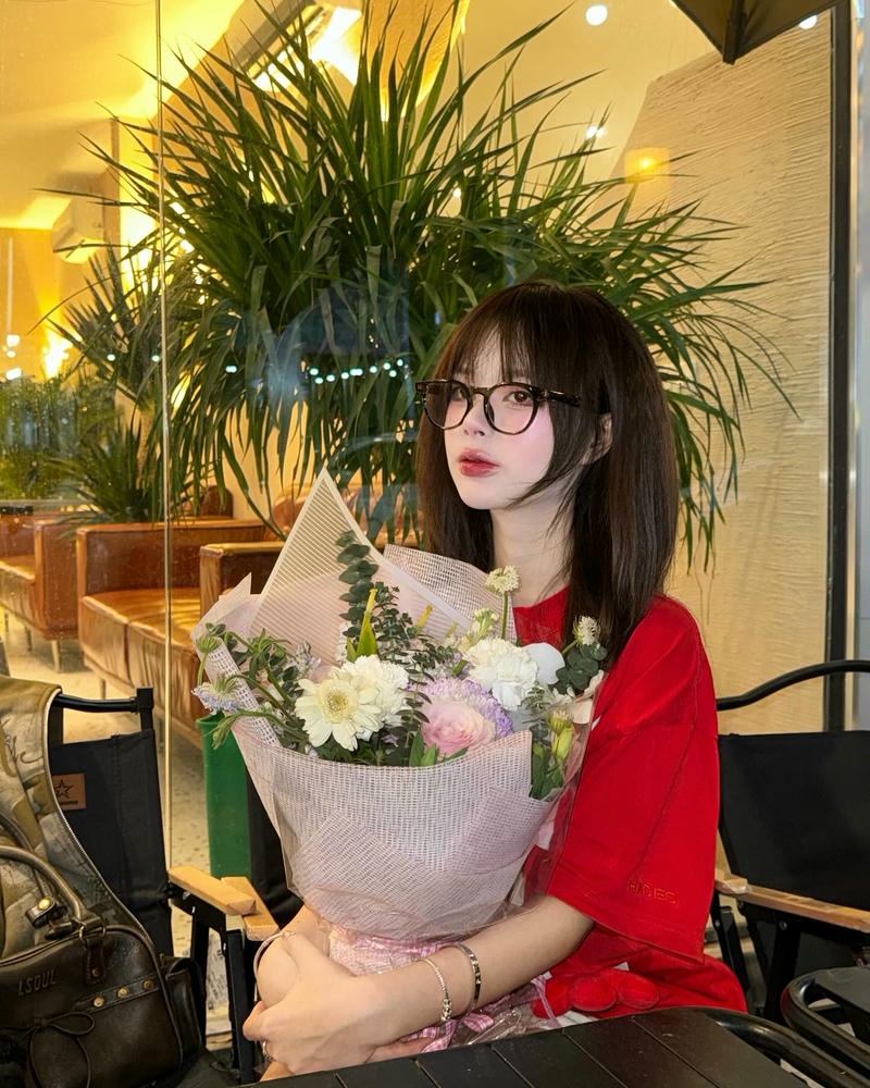 Ảnh gái xinh 2k9 ôm bó hoa