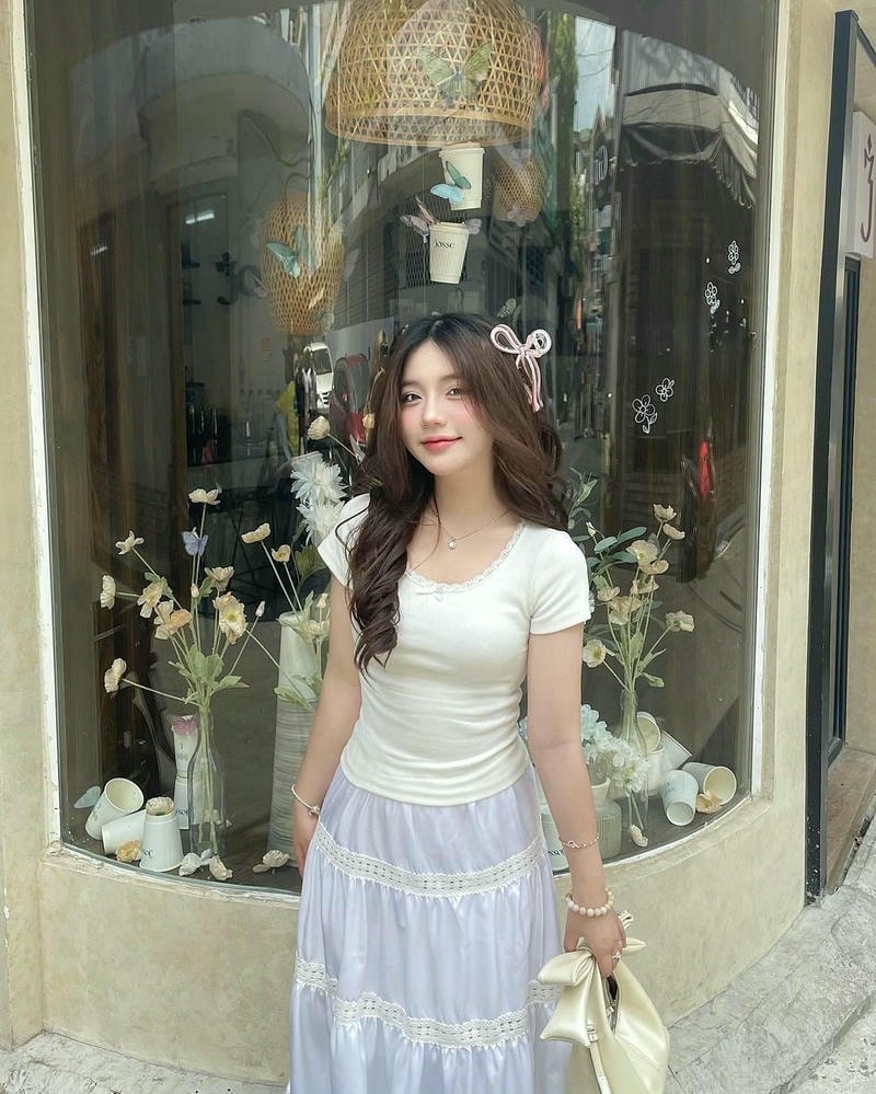 Ảnh gái xinh cute cầm túi