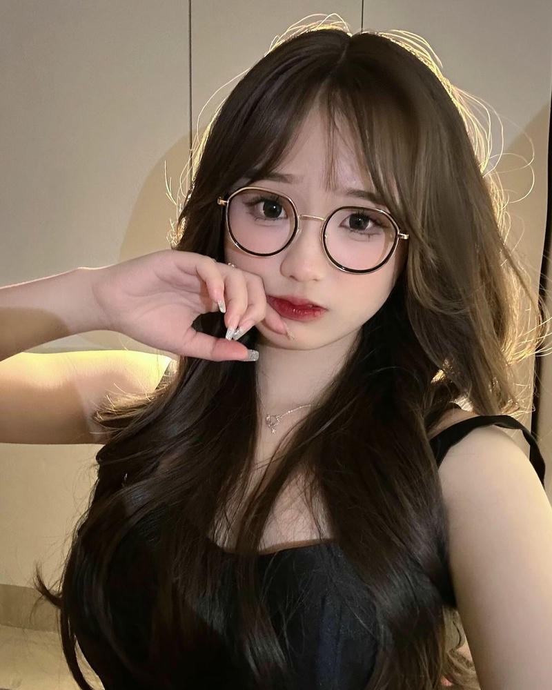Ảnh gái xinh cute đeo kính