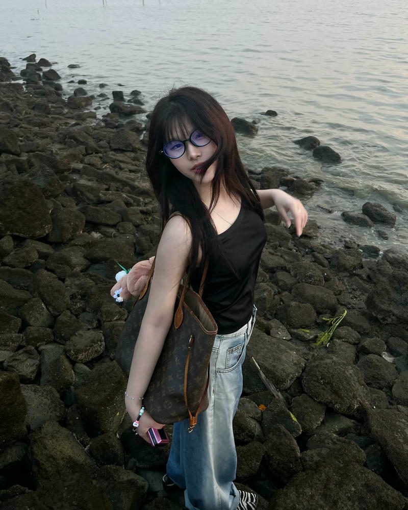 Ảnh gái xinh đeo kính