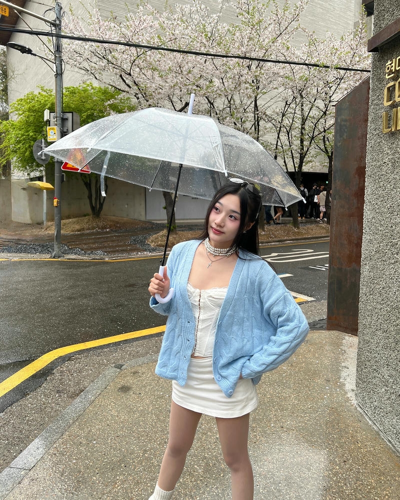 Ảnh gái xinh đeo kính che ô