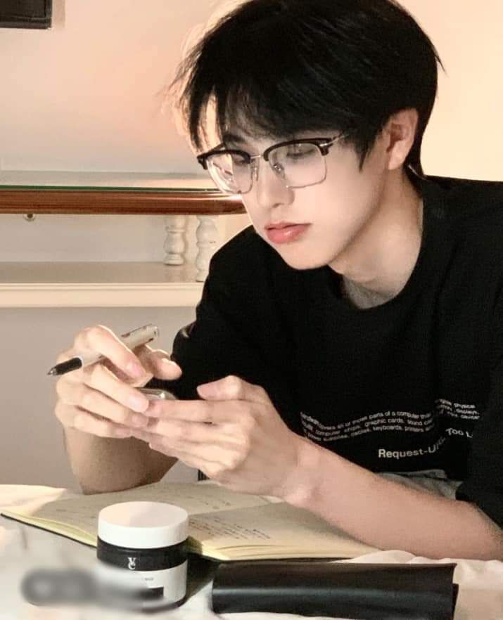 Ảnh sân khấu trai kính