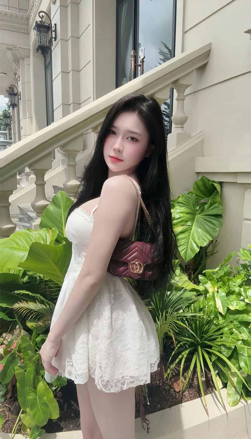 Dáng xinh nổi bật tự tin