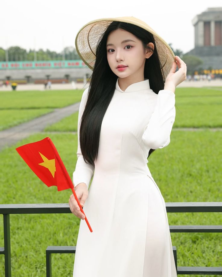 Gái Việt duyên dáng mỉm cười