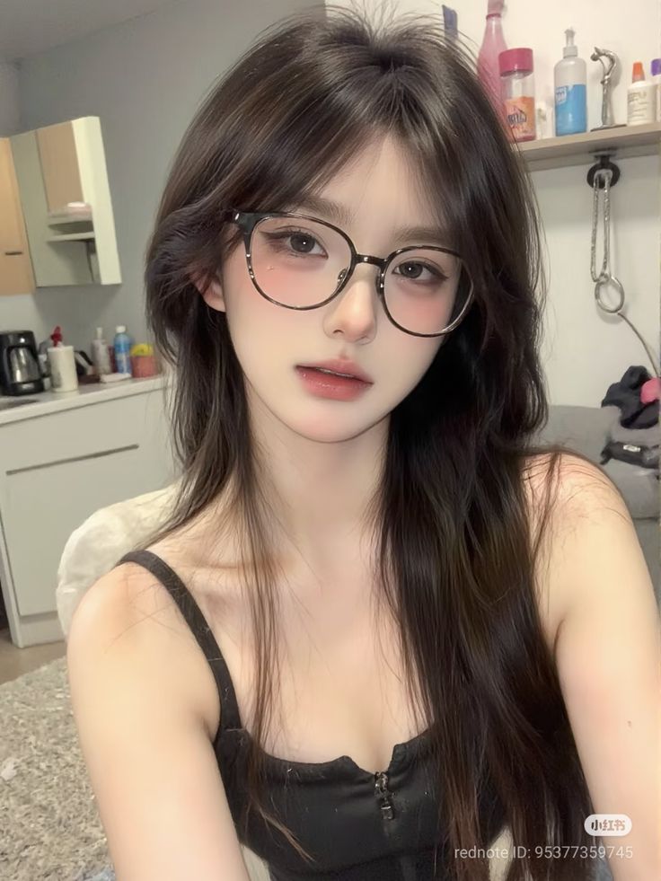 Gái đẹp kính gọng tròn