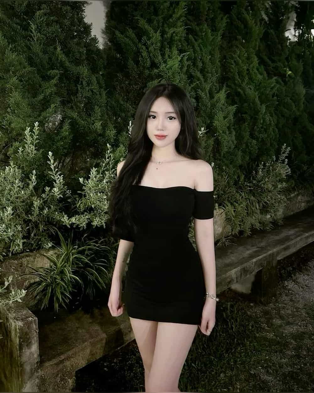 Gái xinh khoe chân dài