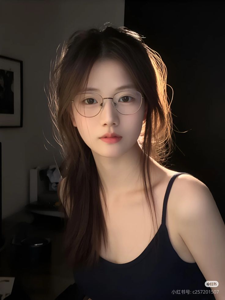 Gái xinh tạo dáng đeo kính