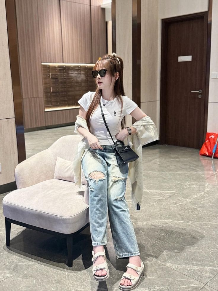 Hot girl chân dài cuốn hút.