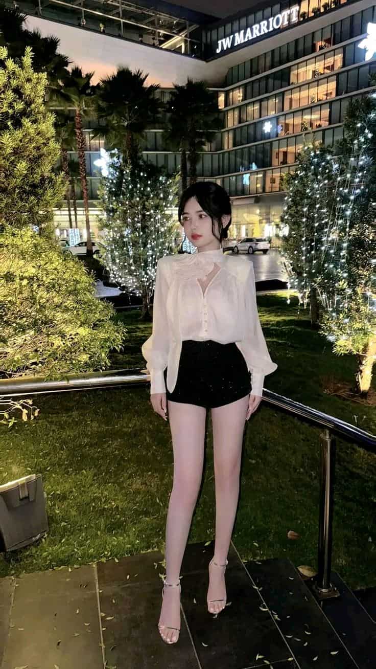 Hot girl chân dài tinh tế.