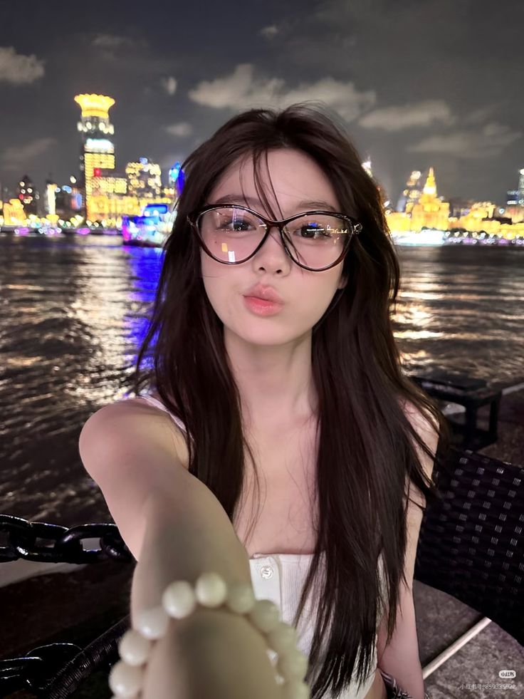 Nét đẹp mộc mạc đeo kính