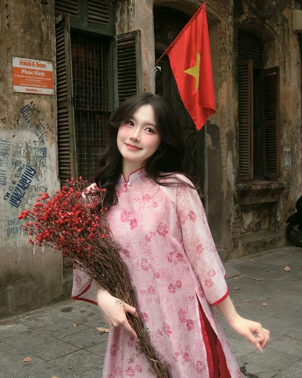 Thiếu nữ Việt Nam dịu dàng