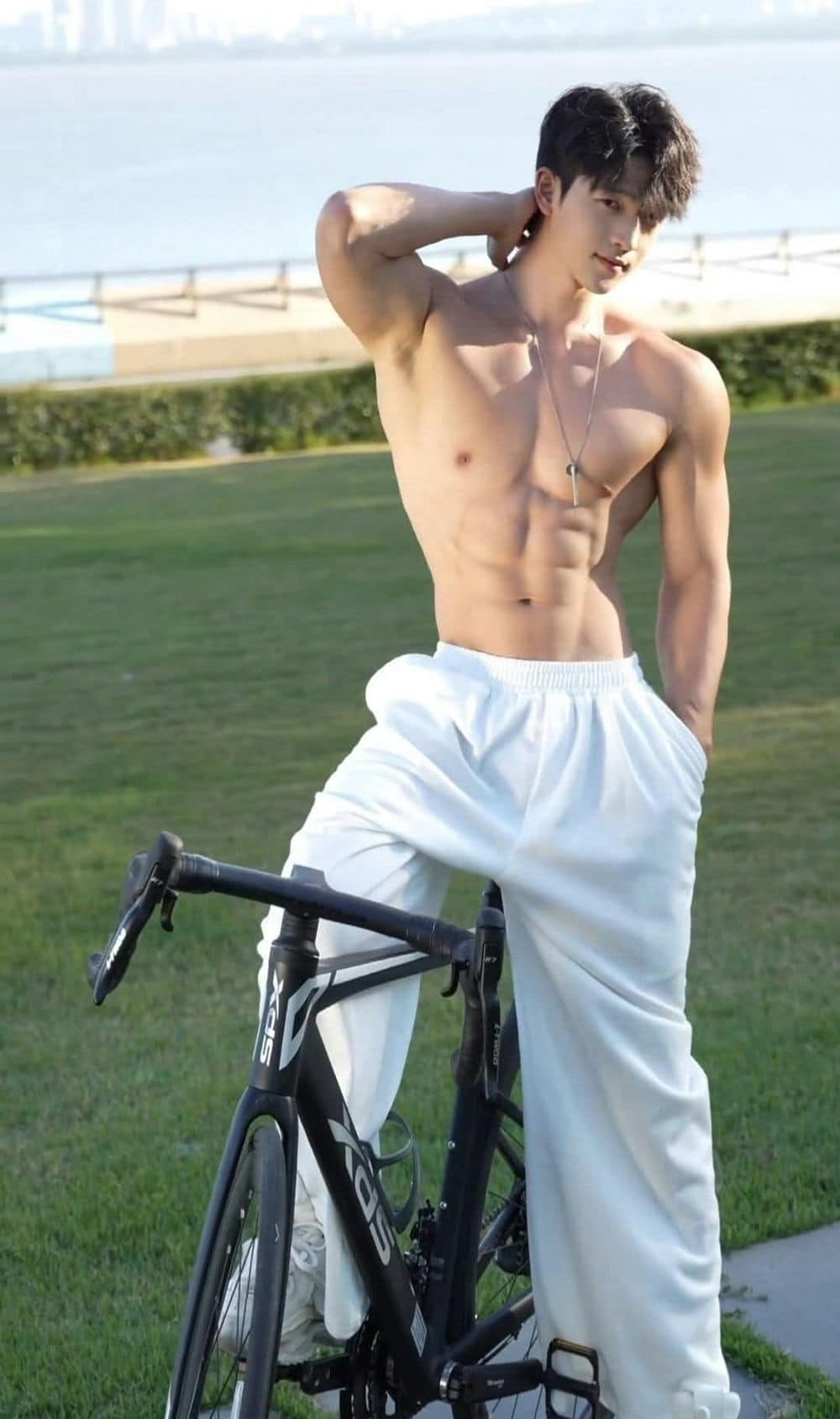 Trai đẹp cơ bụng săn