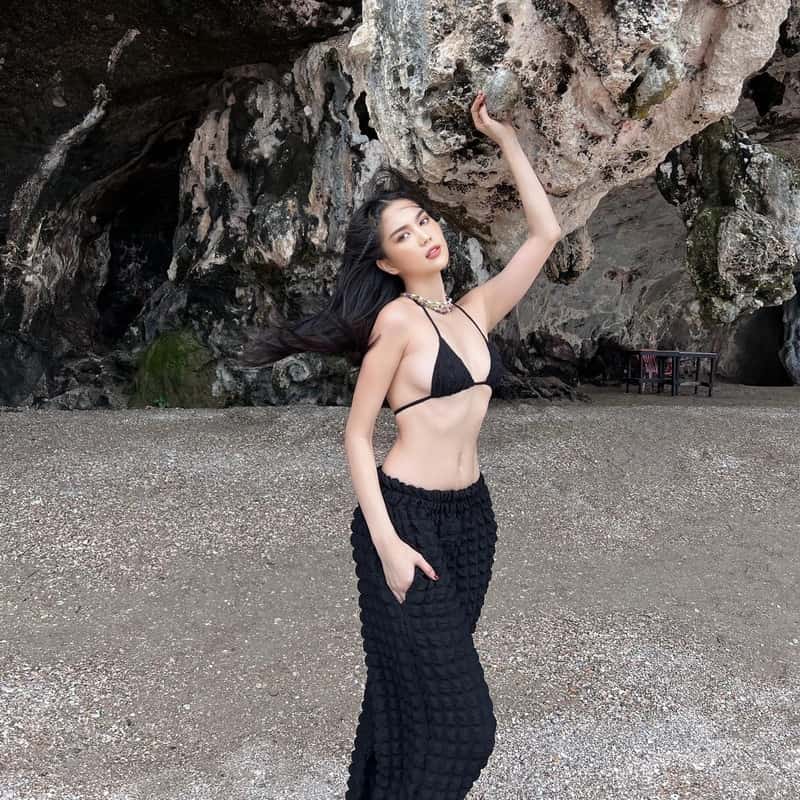 ảnh Ngọc Trinh tươi sáng.