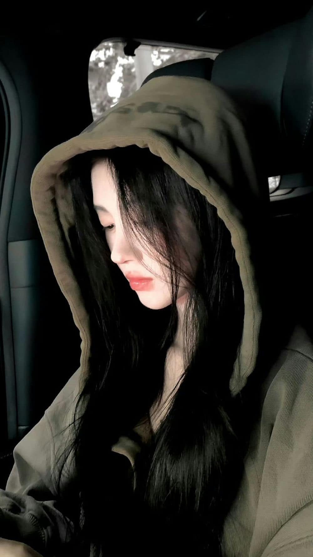 ảnh gái buồn bên cửa