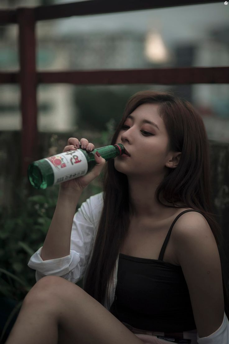 ảnh gái buồn gió lạnh