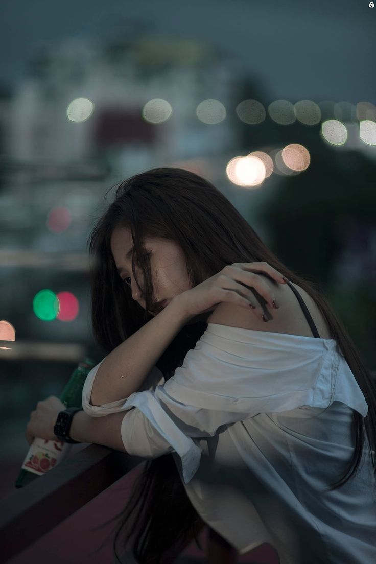 ảnh gái buồn ngồi lặng