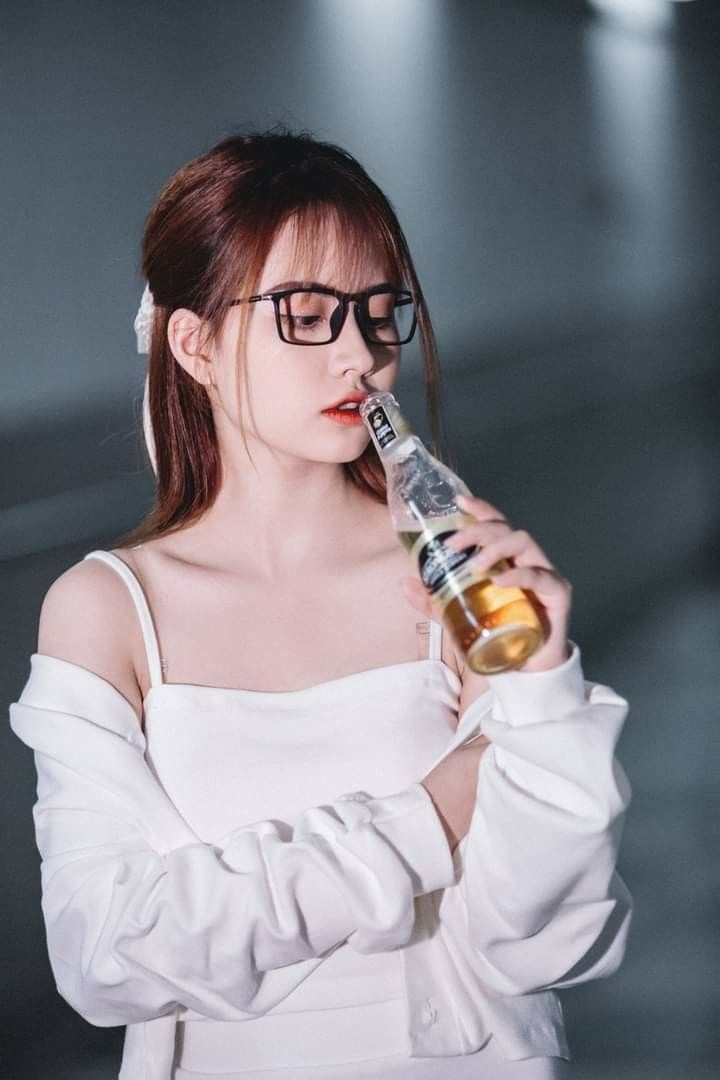 ảnh gái buồn trong phòng