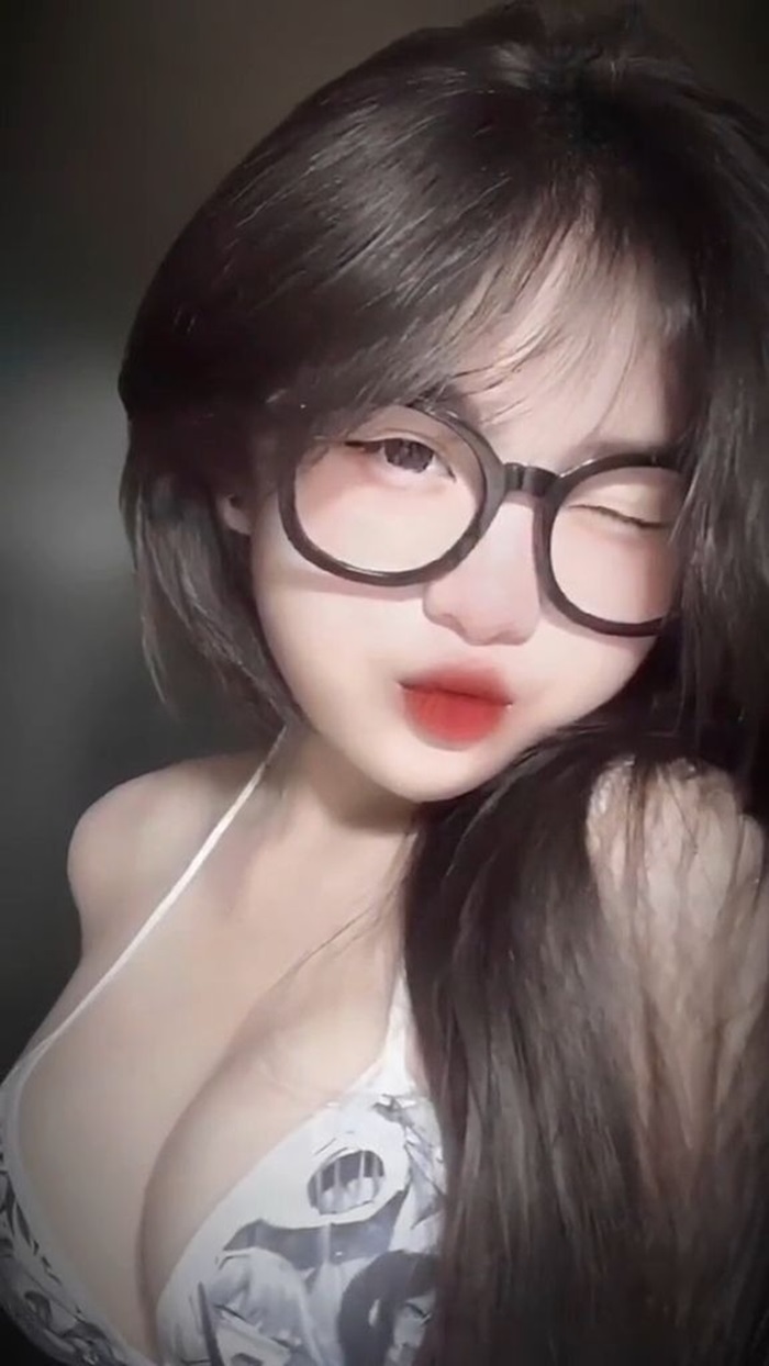 ảnh gái xinh 2k6 đeo kính