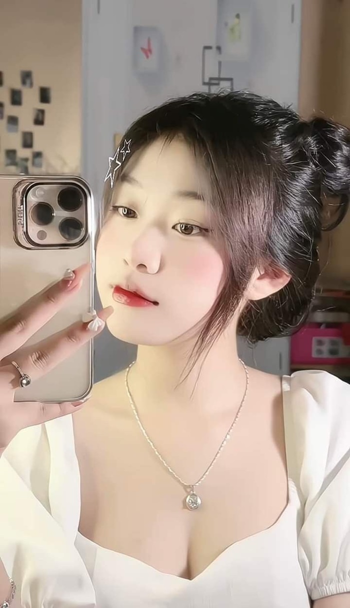 ảnh gái xinh 2k9 cầm điện thoại