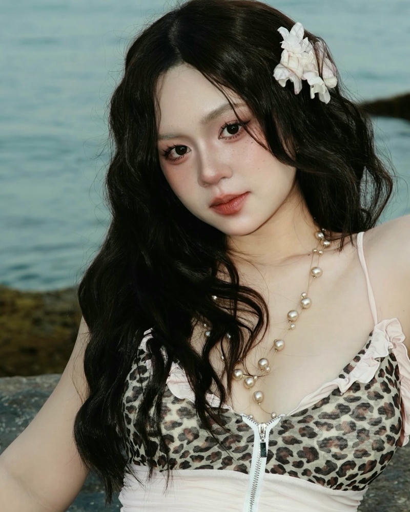 ảnh gái xinh Việt Nam cài hoa