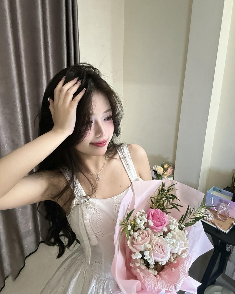 ảnh gái xinh Việt Nam ôm hoa