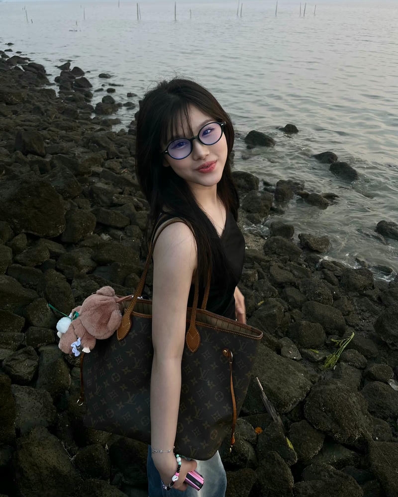ảnh gái xinh đeo kính cuốn hút