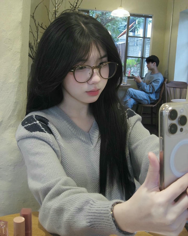 ảnh gái xinh đeo kính gợi cảm