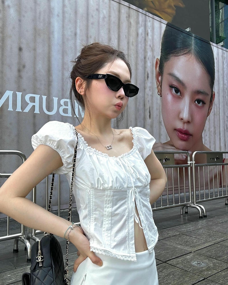 ảnh gái xinh đeo kính khêu gợi